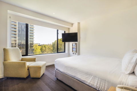 Crowne Plaza Canberra, An IHG Hotel - eAccommodation 21