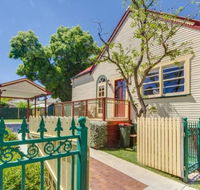Bright 3-bedroom apartment - Central Armidale - eAccommodation