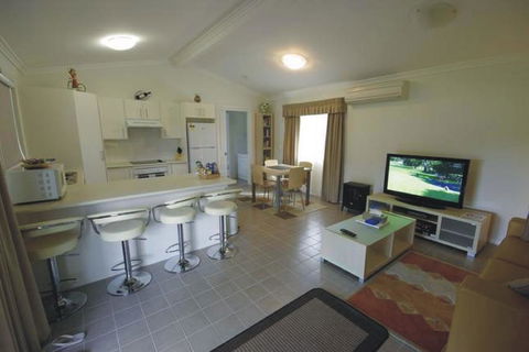 Broke Village Hideaway - eAccommodation 3
