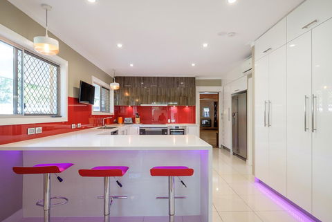 Brookfield Retreat - Large Holiday Home / Group Accommodation - eAccommodation 3