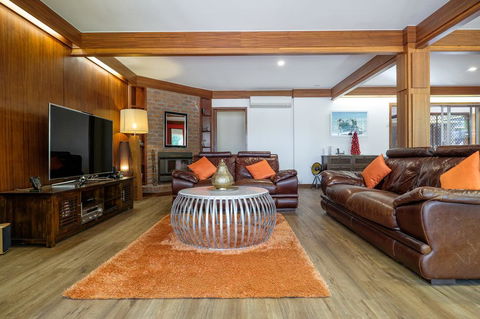 Brookfield Retreat - Large Holiday Home / Group Accommodation - eAccommodation 2