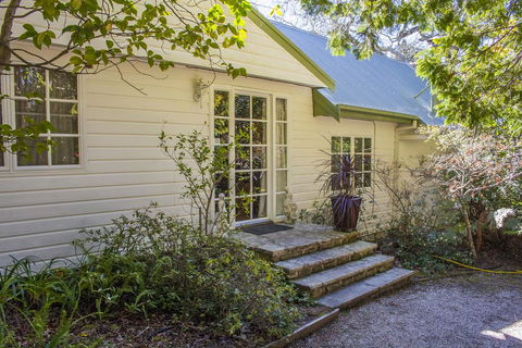Bygone Beautys Cottages - Bronte Cottage - eAccommodation 1