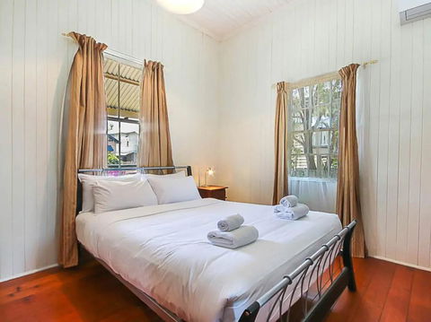 Charming Characterful Rustic-style Home Near The Gabba - eAccommodation 2