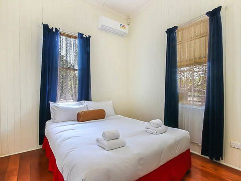 Charming Characterful Rustic-style Home Near The Gabba - eAccommodation 3