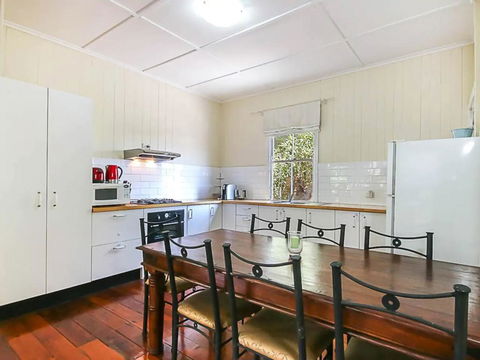 Charming Characterful Rustic-style Home Near The Gabba - eAccommodation 1