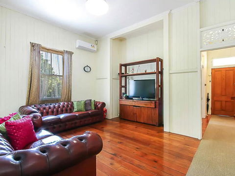 Charming Characterful Rustic-style Home Near The Gabba - eAccommodation 0