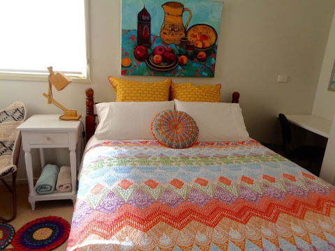 Colourful Creative Artist House Glen Waverley - eAccommodation 0
