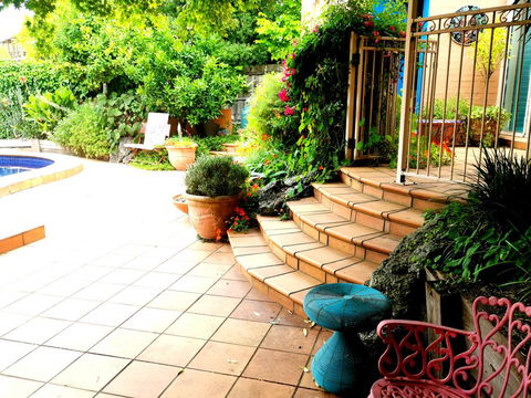 Colourful Creative Artist House Glen Waverley - eAccommodation 1