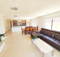Comfortable 5BR House 6mins to Werribee Station.Great Ocean Road tourist stopover - eAccommodation