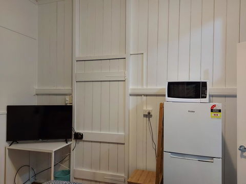 Comfortable Guest Room Closes To Emerald CBD - eAccommodation 3