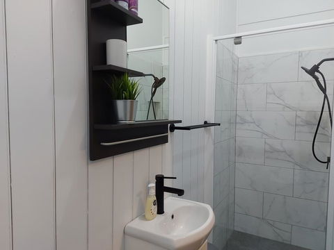 Comfortable Guest Room Closes To Emerald CBD - eAccommodation 1