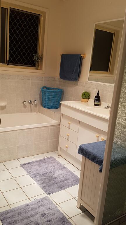 Cosy Quiet Bedroom Ferny Grove - eAccommodation 3