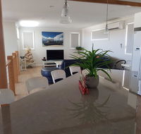 Cozzys Condo Luxury Beach House - eAccommodation