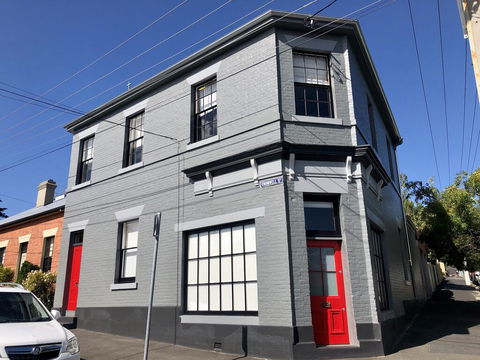 Cromwell Apartment - 3 Red Doors Battery Point - eAccommodation 0
