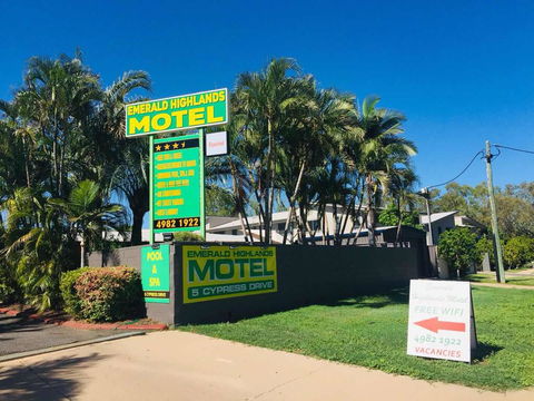 Emerald Highlands Motel - eAccommodation 0