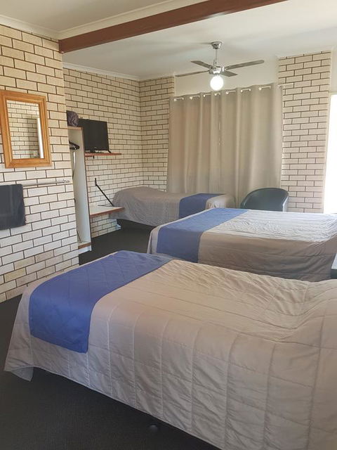 Emerald Tower Motor Inn - eAccommodation 3