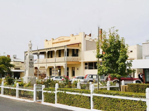 Eureka Hotel / Rainbow Brewery - eAccommodation 0