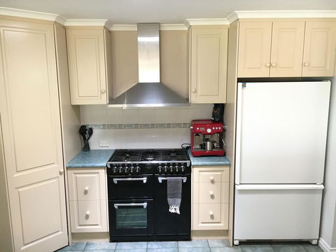 Fox Farm - Entire House Sleeps 12 Ppl - eAccommodation 3