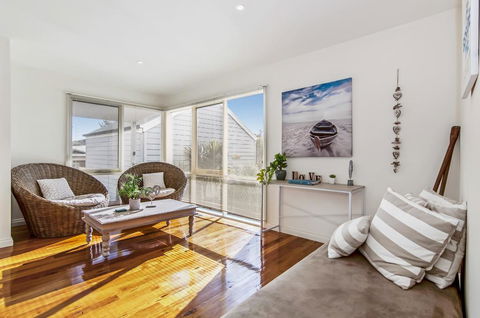 GDay Beach House - eAccommodation 1