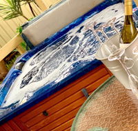 Glenway House Spa Oasis Rockingham - eAccommodation