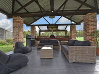 Kelman Cottage - tucked away with pool  native wildlife