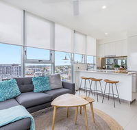 KOZYGURU NEWSTEAD DESIGNER 2 BED APT FREE PARKING POOL  GYM QNE088 - eAccommodation
