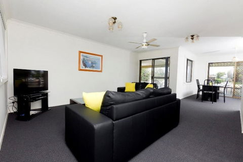 LAKE HOUSE ON ELOUERA - eAccommodation 3