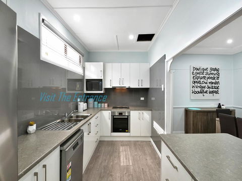 Lakeside House & Cabin - eAccommodation 0