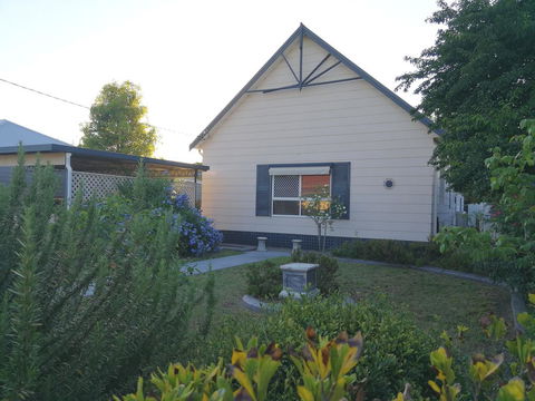 Large 6-Bedroom House With Wifi & Netflix Close To Singleton CBD Hunter Valley - eAccommodation 0