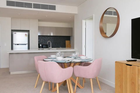 Large Modern 2 Bedroom Apartment Near Lake Claremont - eAccommodation 3