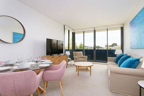 Large Modern 2 Bedroom Apartment Near Lake Claremont - eAccommodation 0