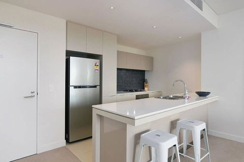 Large Modern 2 Bedroom Apartment Near Lake Claremont - eAccommodation 2