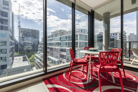 LIGHT, AIRY, SPACIOUS QUEENS ROAD APARTMENT - eAccommodation 1