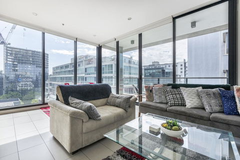 LIGHT, AIRY, SPACIOUS QUEENS ROAD APARTMENT - eAccommodation 0