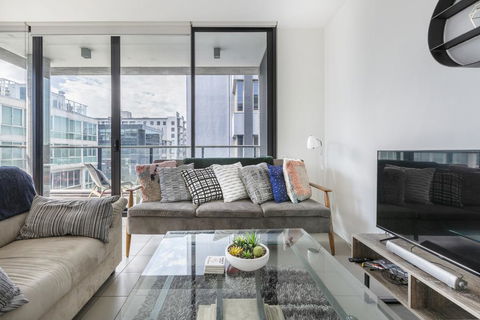 LIGHT, AIRY, SPACIOUS QUEENS ROAD APARTMENT - eAccommodation 2
