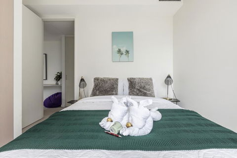 LIGHT, AIRY, SPACIOUS QUEENS ROAD APARTMENT - eAccommodation 3