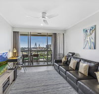 Luxurious harbour view apartment steps from city - eAccommodation