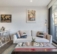 LUXURIOUS RIVERSIDE RESORT STYLE APARTMENTPOOLSPAGYMROOFTOP WITH CITY VIEWS - eAccommodation