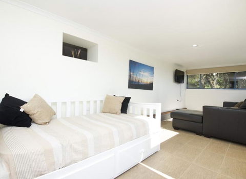 Mick's Apartment - Seal Rocks Beachfront - eAccommodation 1