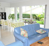 MODERN 3 BEDROOM APARTMENT IN TRADITIONAL QUEENSLANDER  PATIO LEAFY YARD POOL - eAccommodation