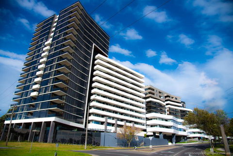 Modern, Clean, Luxury At The Right Price..... - eAccommodation 0
