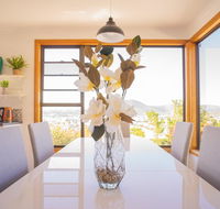 Moonah House-10 mins to CBD  MONA 4BR 2 BATH great view park 3 cars sleep 11 king bed en-suite - eAccommodation