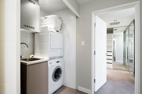 Claremont Quarter Luxury Apartment - eAccommodation 13