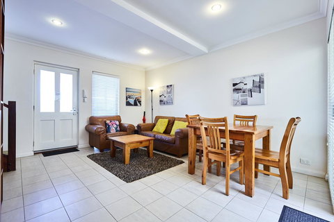 Fremantle Townhouse U/5 - eAccommodation 4
