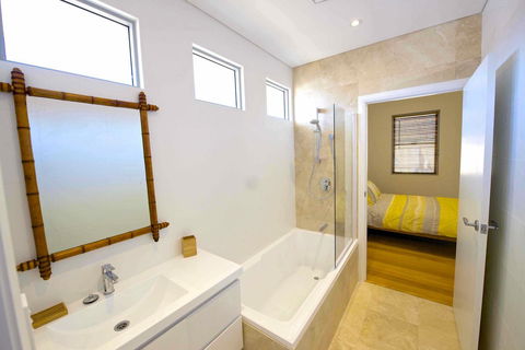 Sunny Blinco Street House - eAccommodation 9