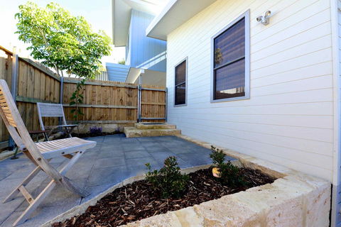 Sunny Blinco Street House - eAccommodation 12