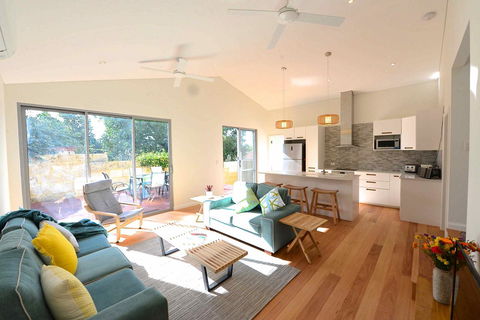 Sunny Blinco Street House - eAccommodation 0