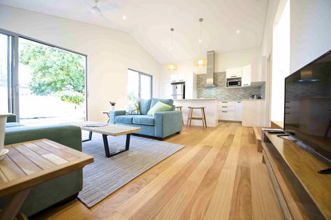 Sunny Blinco Street House - eAccommodation 1