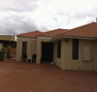 House close to airport - eAccommodation
