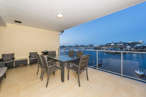 Dolphin Quay Apartments - eAccommodation 21